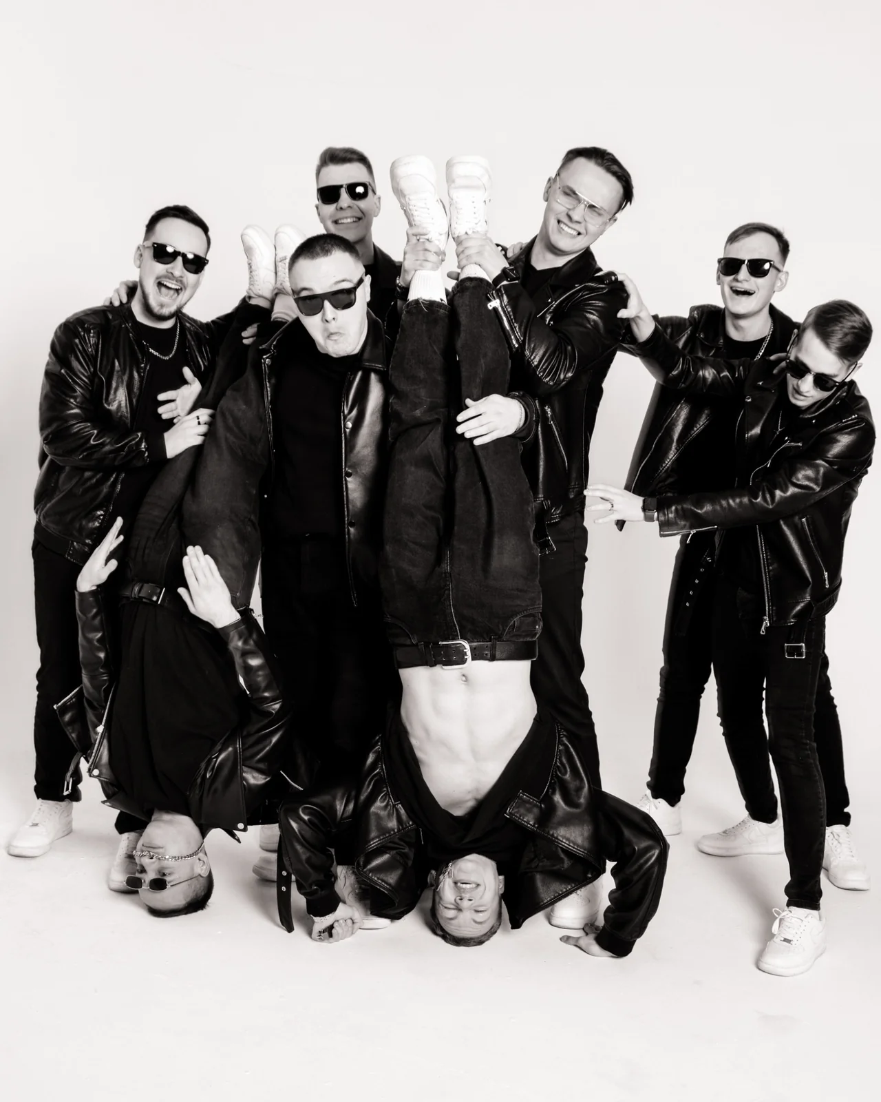 Шесть музыкантов FAKE BAND в чёрных костюмах на белом фоне