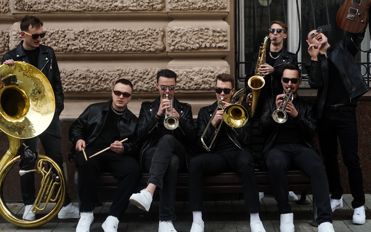 FAKE BAND с духовыми инструментами на ступенях