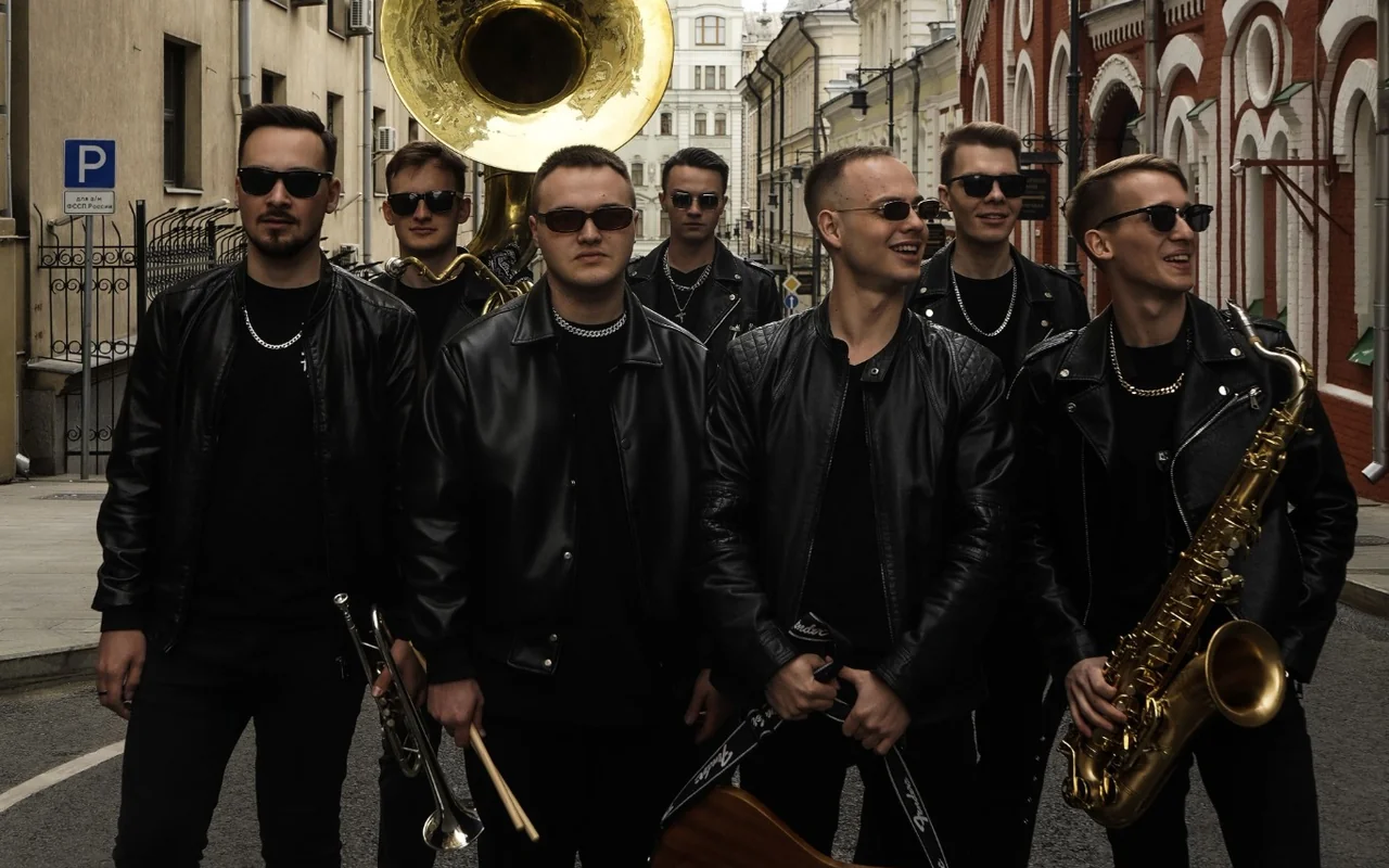 FAKE BAND с духовыми инструментами на городской улице