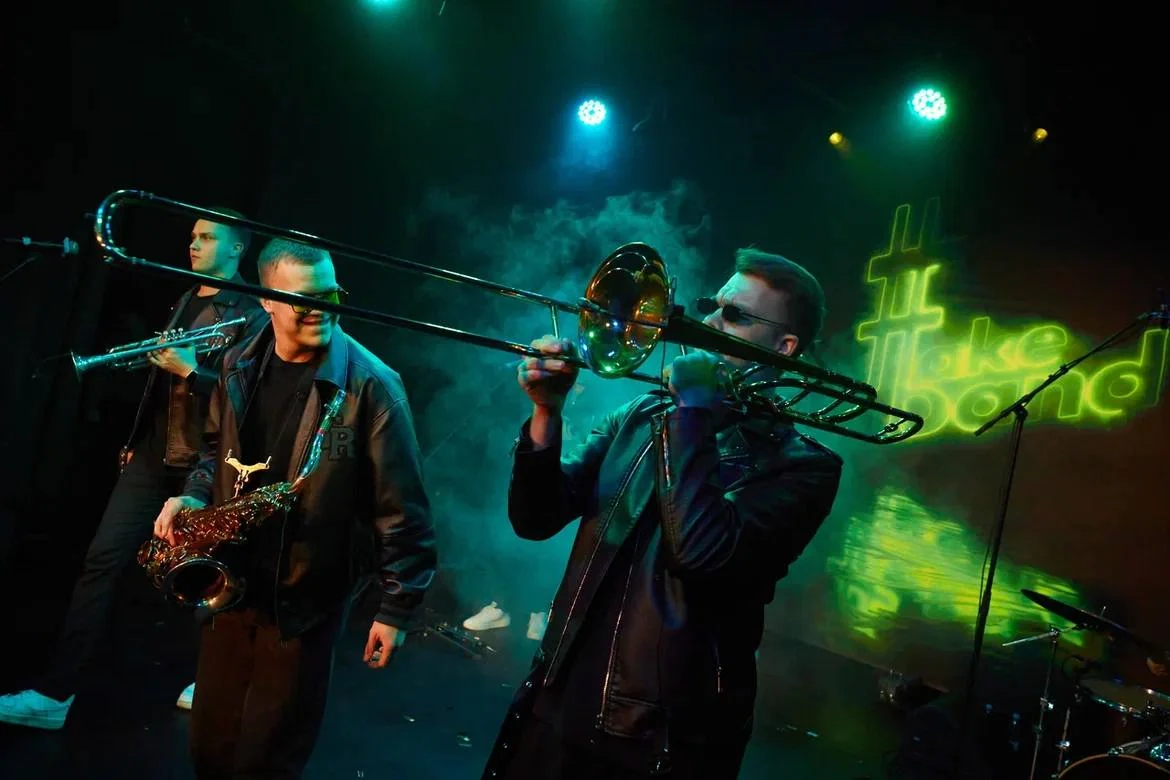 Тромбон и саксофон FAKE BAND в концертном свете