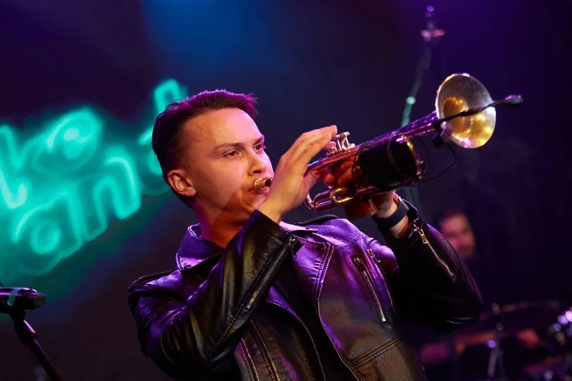Музыкант FAKE BAND с трубой